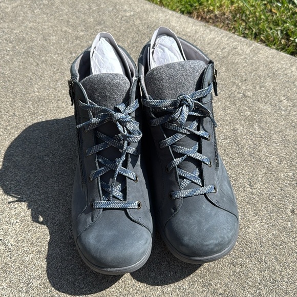 Aravon Women's Rev Stridarc Waterproof Low Boots - Picture 7 of 11